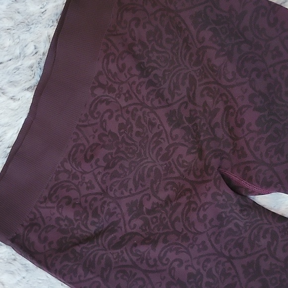 Fabletics Dark Purple/Black Capri Leggings, Women's Size Small, Great Condition - Picture 2 of 11